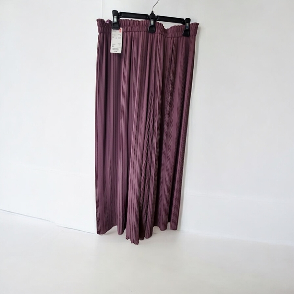 Uniqlo Chiffon Pleated Skirt Pants in Purple - Picture 2 of 5